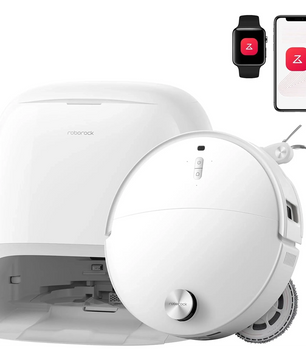 Der Roborock Qrevo Curv 2 Pro – weißer Staubsaug- und Wischroboter von Roborock mit multifunktionaler Ladestation, abgebildet mit Smartphone und Smartwatch für eine nahtlose App-Anbindung.