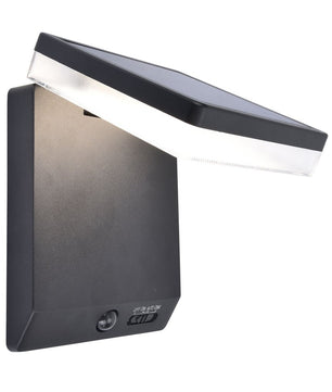 Die Lutec Moze Wandleuchte - schwarz von Lutec ist eine schwarze Solar-Wandleuchte mit abgewinkelter Front, integriertem Bewegungssensor und Bodenschalter - ideal für eine effiziente, solarbetriebene Außenbeleuchtung.