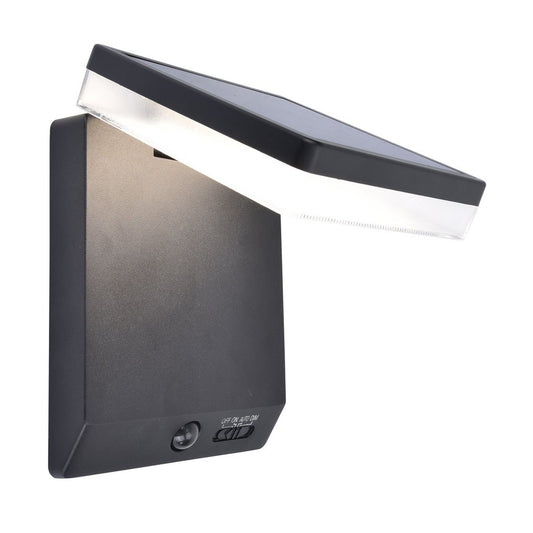 Die Lutec Moze Wandleuchte - schwarz von Lutec ist eine schwarze Solar-Wandleuchte mit abgewinkelter Front, integriertem Bewegungssensor und Bodenschalter - ideal für eine effiziente, solarbetriebene Außenbeleuchtung.