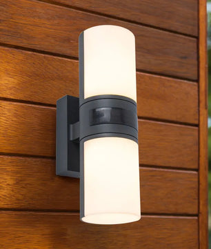 Die Lutec Cyra Wandleuchte - grau von Lutec ist eine moderne zylindrische LED-Außenwandleuchte mit mattiertem Glas, ideal für die stilvolle Außenbeleuchtung von Holzverkleidungen im Außenbereich.