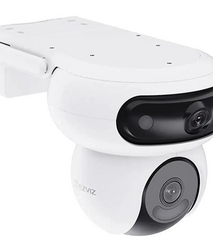 Die EZVIZ H90 Dual 2K+ Sicherheitskamera in Weiß, eine Überwachungskamera mit zwei Objektiven von EZVIZ, ist an einer Wandhalterung vor einem schlichten weißen Hintergrund angebracht und verfügt über eine fortschrittliche 2K+-Auflösung sowie intelligente KI-Erkennung für eine verbesserte Sicherheitsüberwachung.