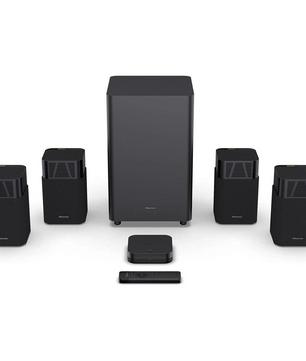 Das Hisense HT Saturn Surround-Sound - schwarz verfügt über vier Lautsprecher, einen kabellosen Subwoofer, eine Medienbox und eine Fernbedienung. Genießen Sie immersiven Klang mit Dolby Atmos von Hisense für ein außergewöhnliches Surround-Sound-Erlebnis.