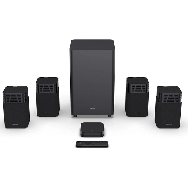 Das Hisense HT Saturn Surround-Sound - schwarz verfügt über vier Lautsprecher, einen kabellosen Subwoofer, eine Medienbox und eine Fernbedienung. Genießen Sie immersiven Klang mit Dolby Atmos von Hisense für ein außergewöhnliches Surround-Sound-Erlebnis.