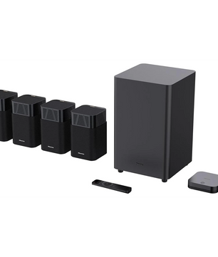 Fünf schwarze Lautsprecher, ein kabelloser Subwoofer, eine Fernbedienung und ein kleines Gerät - Bestandteile des Hisense HT Saturn Surround-Sound (schwarz) von Hisense - sind auf einem weißen Hintergrund angeordnet.