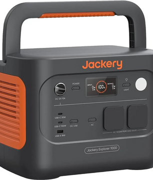 Die Jackery Explorer 1000 V2 EU Powerstation – grau von Jackery verfügt über LiFePO4-Technologie, mehrere Ein- und Ausgänge sowie einen Tragegriff – ideal für eine zuverlässige Notstromversorgung.