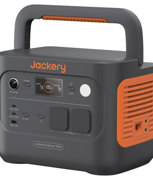 Die Jackery Explorer 1000 V2 EU Powerstation in Grau bietet zuverlässige Notstromversorgung, wo immer sie benötigt wird, und verfügt über einen Tragegriff sowie ein Bedienfeld. Das tragbare Design der bewährten Marke Jackery sorgt dafür, dass die Notstromversorgung auch unterwegs leicht zugänglich ist.