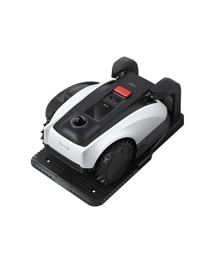 Der ECOVACS GOAT O1200 LiDAR PRO Rasenmähroboter in Weiß steht auf seiner Ladestation. Er besticht durch sein elegantes Design und den roten Knopf oben und verfügt über eine fortschrittliche LiDAR-Navigation für präzises Mähen.