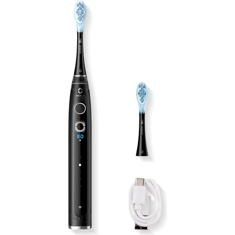 Die OCLEAN Elektrische Zahnbürste X Pro 20 - Schwarz von OCLEAN bietet mit blauer Schallzahnbürste, extra Aufsteckbürste und weißem USB-Ladekabel effektive Reinigung und modernes Design.