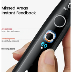 Eine Hand hält die OCLEAN Elektrische Zahnbürste X Pro 20 - Schwarz, die Bürstenergebnisse und Rückmeldungen über verpasste oder nicht gereinigte Stellen anzeigt.