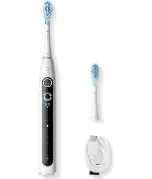 Die OCLEAN Elektrische Zahnbürste X Pro 20 - Weiß wird mit zwei Bürstenköpfen und einem USB-Ladekabel geliefert und ist auf weißem Hintergrund abgebildet.