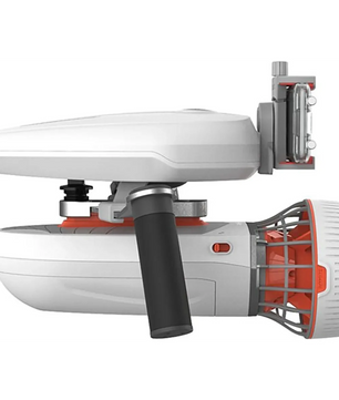 Entdecken Sie den Sublue WhiteShark Tini Unterwasserscooter - weiß: ein eleganter weißer Unterwasserscooter von Sublue mit schwarzem Griff und einer Action-Kamera-Halterung für aufregende Unterwasserabenteuer.