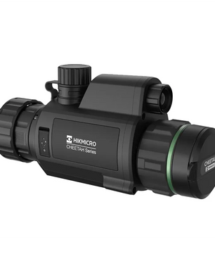 Das HIKMICRO Cheetah C32F/C32FN 850 nm Nachtsichtgerät in Schwarz verfügt über einen Ultra-HD-Sensor, Tasten und Einstellräder, die alle nach rechts abgewinkelt sind.