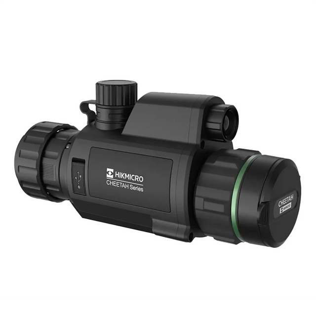 Das HIKMICRO Cheetah C32F/C32FN 850 nm Nachtsichtgerät in Schwarz verfügt über einen Ultra-HD-Sensor, Tasten und Einstellräder, die alle nach rechts abgewinkelt sind.