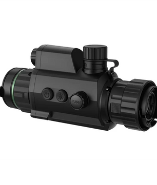 Das HIKMICRO Cheetah C32F C32FN 850 nm Nachtsichtgerät in schwarz ist ein schwarzes taktisches Zielfernrohr mit Einstellknöpfen, digitalem Vorsatzgerät und Ultra-HD-Sensor, ideal für die Montage auf Schusswaffen oder Airsoftgewehren.