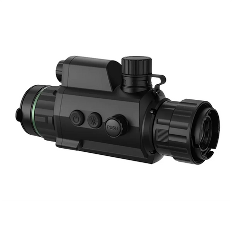 Das HIKMICRO Cheetah C32F C32FN 850 nm Nachtsichtgerät in schwarz ist ein schwarzes taktisches Zielfernrohr mit Einstellknöpfen, digitalem Vorsatzgerät und Ultra-HD-Sensor, ideal für die Montage auf Schusswaffen oder Airsoftgewehren.
