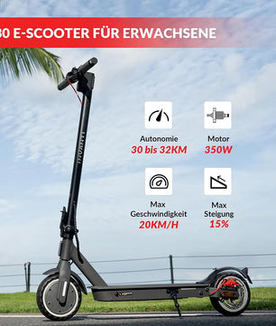 INVANTI E30 E Roller in Grau auf dem Gehweg am Meer, straßenzugelassen und fahrbereit. Mit den oben genannten Leistungsmerkmalen.