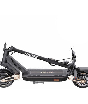 Der E-Scooter NAVEE ST3 Pro in Schwarz von NAVEE wird im zusammengeklappten Zustand gezeigt, wobei seine Räder, das Deck und der Lenker besonders hervorgehoben werden. Er verfügt über eine elektrische Federung für ein komfortableres Fahrgefühl – alles vor einem weißen Hintergrund.