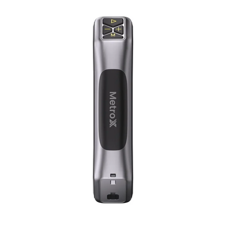 Der Revopoint MetroX Pro Advanced Edition 3D-Scanner in Schwarz ist ein Handgerät mit Bedientasten und einem Display auf der Oberseite, das für den Einsatz als Handscanner oder 3D-Scanner konzipiert ist.