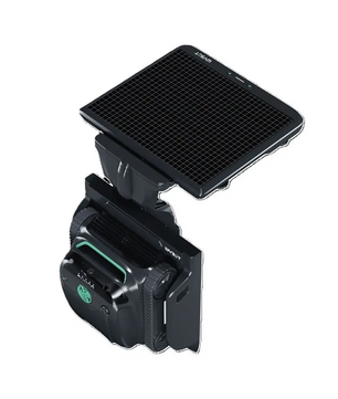 Schwarzer WYBOT S2 Solar Vision Akku-Poolroboter von WYBOT mit einem quadratischen Solarpanel auf der Oberseite, ausgestattet mit fortschrittlicher KI-gestützter Schmutzerkennung, isoliert vor einem weißen Hintergrund.