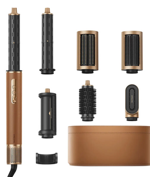 Der DREAME AirStyle Pro, 7-in-1-Hairstyler von DREAME ist ein vielseitiges Haarstyling-Set in einem braunen Etui, das verschiedene Bürsten und Trommeln mit eleganten gold-schwarzen Aufsätzen für ein einfaches und stilvolles Haarstyling bietet.