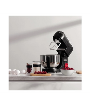 Die Bodum Bistro 11381 Küchenmaschine - Schwarz mit Metallschüssel steht auf der Theke zwischen Eiern, Beeren und Gläsern - ihr Retro-Design und der 700-Watt-Motor vereinen Stil und Effizienz bei jeder Küchenarbeit.