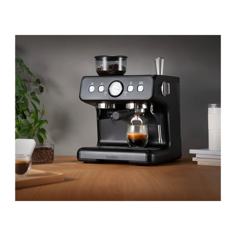 Die Bodum Bistro 12459-01 Espressomaschine in Schwarz von Bodum bereitet aromatischen Espresso auf einer Holztheke zu - umgeben von Kaffeebohnen, Tassen und einer Pflanze, ideal für frisch gebrühten Espresso und feinen Milchschaum.