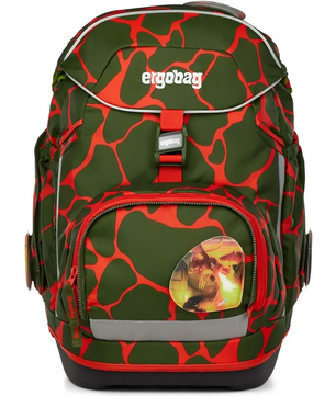 Das ergobag Pack Set (2025) FeuerspeiBär ist ein grün-rot gemusterter ergobag Schulranzen mit einem runden Löwenabzeichen auf der Fronttasche - ideal für die Grundschule.