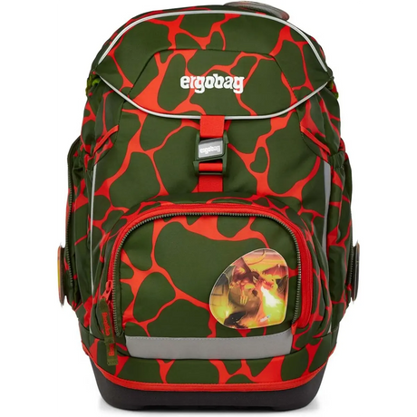Das ergobag Pack Set (2025) FeuerspeiBär ist ein grün-rot gemusterter ergobag Schulranzen mit einem runden Löwenabzeichen auf der Fronttasche - ideal für die Grundschule.