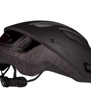 Der Sweet Protection Falconer 2Vi Helm in Schwarz (Größe M/L) ist mit Belüftungslöchern und dem Sweet Protection-Logo versehen - ideal, um ihn auf umweltfreundlichen Abenteuern mit Ihrem nachhaltigen Rucksack zu kombinieren.