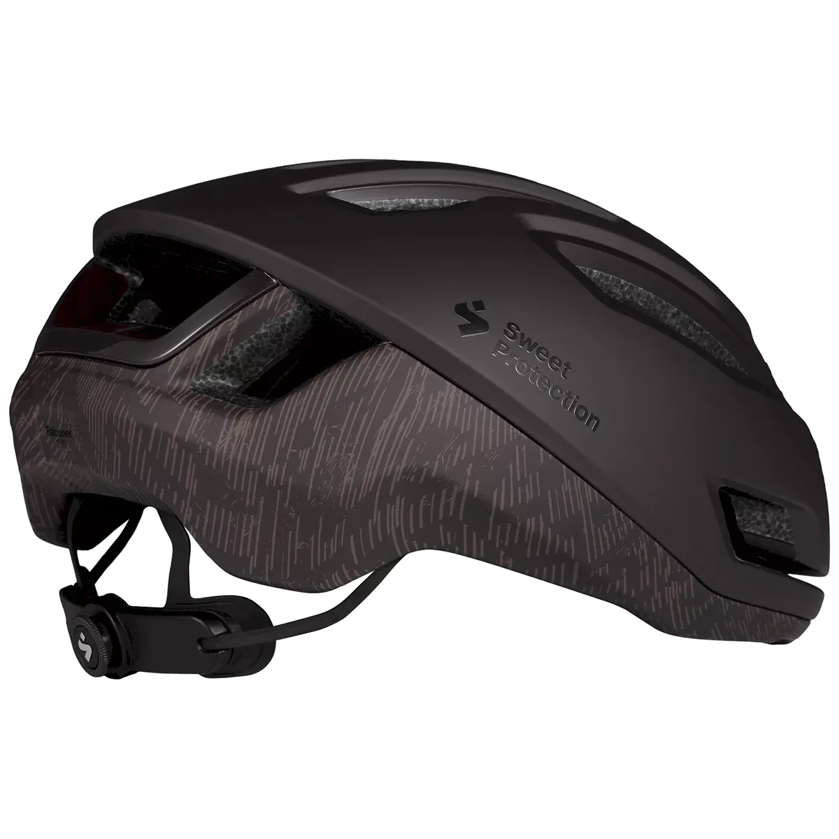 Der Sweet Protection Falconer 2Vi Helm in Schwarz (Größe M/L) ist mit Belüftungslöchern und dem Sweet Protection-Logo versehen - ideal, um ihn auf umweltfreundlichen Abenteuern mit Ihrem nachhaltigen Rucksack zu kombinieren.