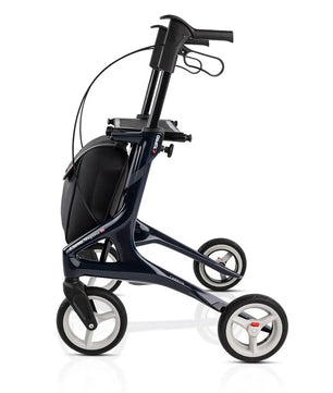 Ein moderner blauer TOPRO Pegasus Carbon Rollator von Topro mit drei Rädern, einem Sitz und ergonomischen Griffen ist von der Seite vor einem weißen Hintergrund abgebildet.