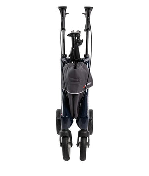 Ein zusammengeklappter blauer TOPRO Pegasus Carbon Rollator von Topro, von vorne gesehen, aufrecht stehend, mit ergonomischen Handgriffen für mehr Komfort und bessere Kontrolle.