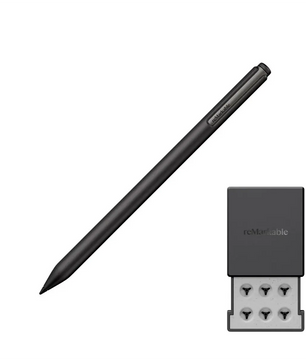Der „reMarkable Marker Plus – schwarz“ von reMarkable, ein schwarzer digitaler Stylus-Stift, enthält ein Paket mit austauschbaren Spitzen und wird mit einem grauen Etui mit der Aufschrift „reMarkable Paper Pro“ geliefert; alles ist vor einem weißen Hintergrund abgebildet.