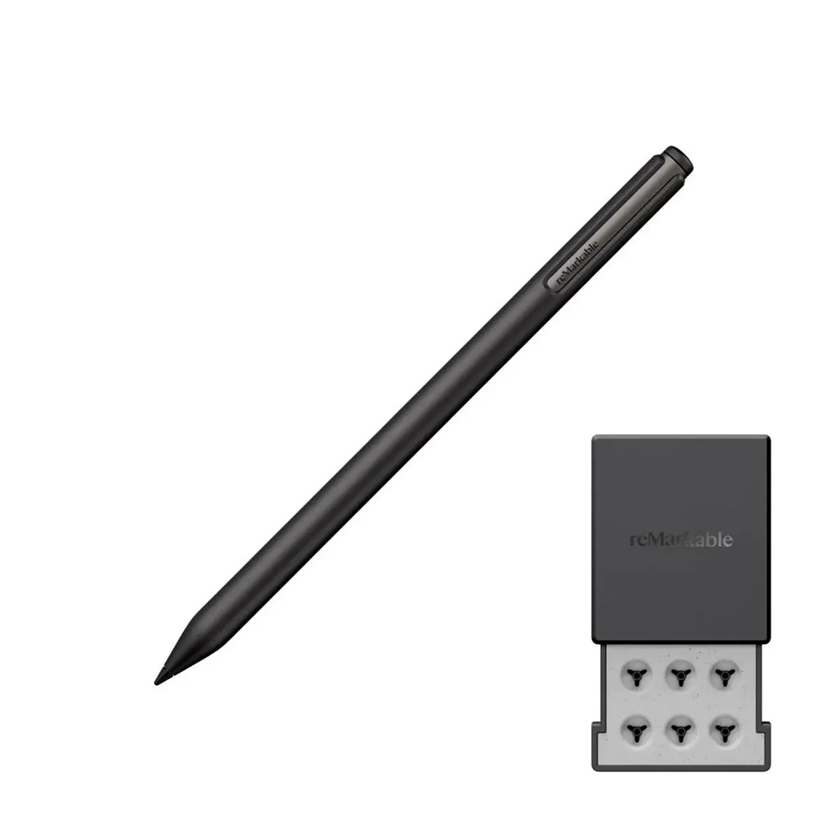 Der „reMarkable Marker Plus – schwarz“ von reMarkable, ein schwarzer digitaler Stylus-Stift, enthält ein Paket mit austauschbaren Spitzen und wird mit einem grauen Etui mit der Aufschrift „reMarkable Paper Pro“ geliefert; alles ist vor einem weißen Hintergrund abgebildet.