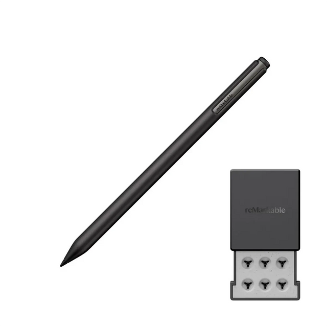 Der „reMarkable Marker Plus – schwarz“ von reMarkable, ein schwarzer digitaler Stylus-Stift, enthält ein Paket mit austauschbaren Spitzen und wird mit einem grauen Etui mit der Aufschrift „reMarkable Paper Pro“ geliefert; alles ist vor einem weißen Hintergrund abgebildet.