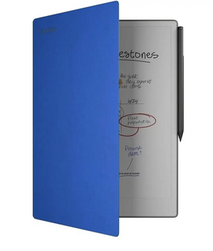 ReMarkable E-Ink-Tablet mit einer reMarkable Book Folio-Schutzhülle in Blau, angebrachtem Stylus und auf dem Bildschirm sichtbaren handschriftlichen Notizen.