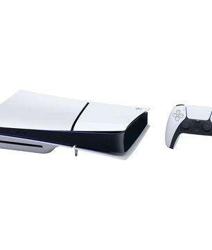 Eine Sony PlayStation 5 Slim Disc Edition – weiß von Sony, komplett mit einem passenden weißen Wireless-Controller, ist vor einem weißen Hintergrund abgebildet. Diese elegante Konsole verfügt über ein Ultra-HD-Blu-ray-Laufwerk und wird von dem fortschrittlichen AMD Ryzen Zen 2-Prozessor angetrieben, der für eine herausragende Gaming-Leistung sorgt.