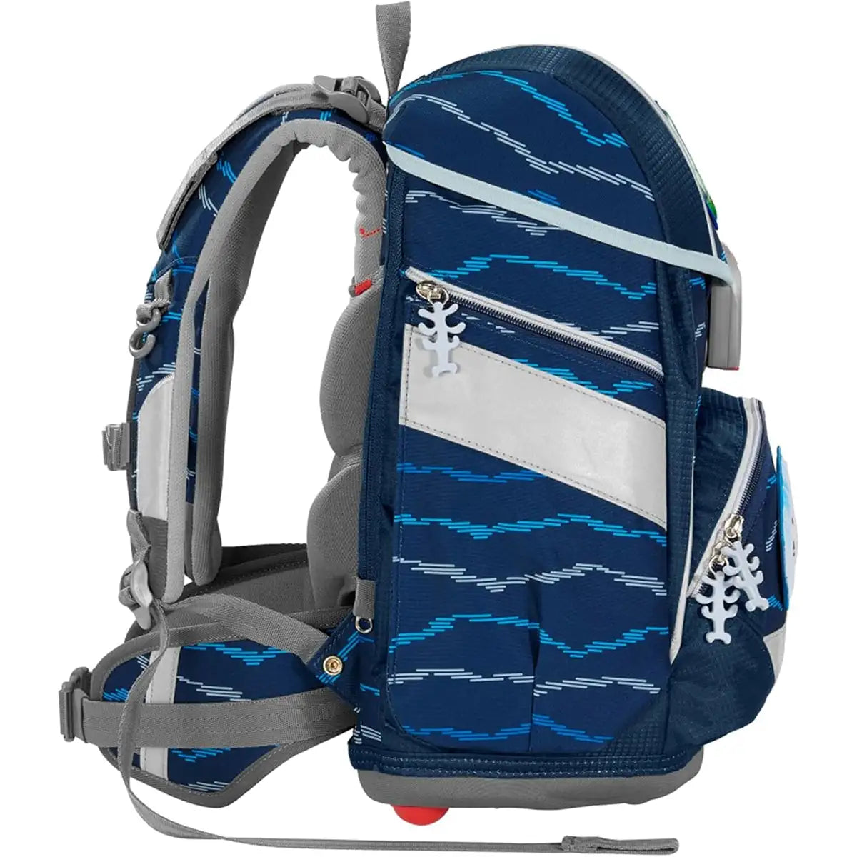 Das Step by Step Schulranzen-Set 2in1 Plus "Soccer Lars" (6-teilig) zeichnet sich durch blaue und graue Farben, Wellenmuster, Seitentaschen, gepolsterte Gurte und ein Design aus, das mit Ihrem Kind mitwächst und für Komfort und Stil sorgt.