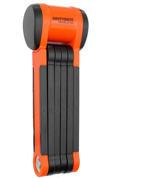 Ein zusammengeklapptes Kryptonite Evolution 790 Faltschloss in Orange aus gehärtetem Stahl steht aufrecht auf einem weißen Hintergrund.
