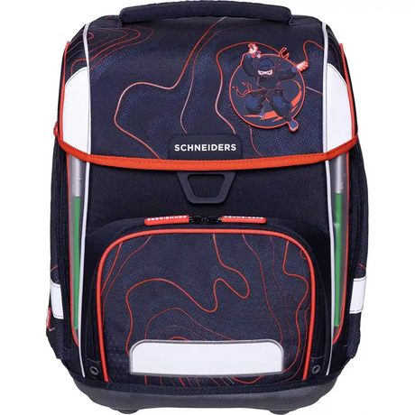 Das Schneiders Ergolite "Ninja Revenge" 9-teiliges Schulranzen-Set präsentiert sich in dunkelblauem Design mit roten Linien, Ninja-Grafik, weißen Akzenten und Logo auf der Klappe. Leicht & ergonomisch für optimalen Tragekomfort.