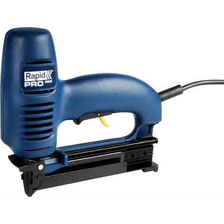 Der RAPID Pro R606 Elektrotacker in blau, von RAPID, mit Kordel und Abzug, bietet Profi-Werkzeug-Qualität und Schlagkraftregulierung. Abgebildet auf einem weißen Hintergrund.