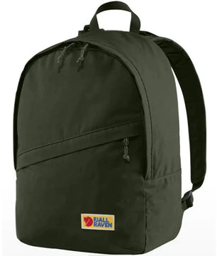 Der Fjällräven Vardag 16 Rucksack in grün verfügt über strapazierfähiges G-1000-Material, eine Reißverschlusstasche auf der Vorderseite, einen gelben Logoaufnäher auf der Unterseite und ein integriertes Sitzpolster für mehr Komfort.