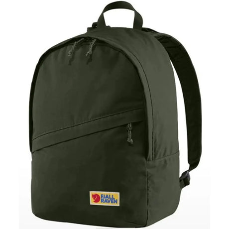 Der Fjällräven Vardag 16 Rucksack in grün verfügt über strapazierfähiges G-1000-Material, eine Reißverschlusstasche auf der Vorderseite, einen gelben Logoaufnäher auf der Unterseite und ein integriertes Sitzpolster für mehr Komfort.