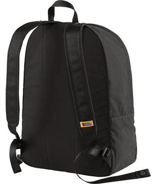 Der grüne Fjällräven Vardag 16 Rucksack ist aus strapazierfähigem G-1000-Material gefertigt, hat gepolsterte Schultergurte und trägt ein kleines gelb-rotes Logo an der Seite.