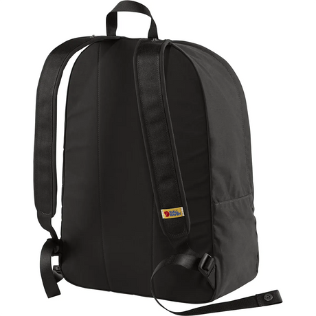 Der grüne Fjällräven Vardag 16 Rucksack ist aus strapazierfähigem G-1000-Material gefertigt, hat gepolsterte Schultergurte und trägt ein kleines gelb-rotes Logo an der Seite.
