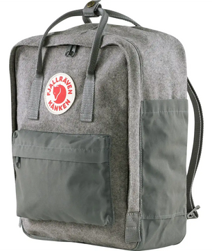 Der Fjällräven Kånken Re-Wool Rucksack in Grau ist aus recycelter Wolle gefertigt und verfügt über eine Vordertasche und das charakteristische runde rot-weiße Logo auf der Vorderseite.