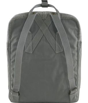 Der Fjällräven Kånken Re-Wool Rucksack in Grau von Fjällräven ist von hinten abgebildet und verfügt über gepolsterte Träger und einen Griff an der Oberseite. Er ist aus recycelter Wolle gefertigt und hat einen weißen Hintergrund.