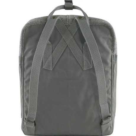 Der Fjällräven Kånken Re-Wool Rucksack in Grau von Fjällräven ist von hinten abgebildet und verfügt über gepolsterte Träger und einen Griff an der Oberseite. Er ist aus recycelter Wolle gefertigt und hat einen weißen Hintergrund.