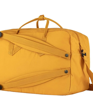 Der Fjällräven Kånken Weekender Rucksack in Gelb hat zwei Griffe, Rucksackträger und einen seitlichen Schultergurt - ideal für Reisen oder den täglichen Gebrauch.