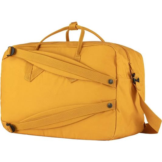 Der Fjällräven Kånken Weekender Rucksack in Gelb hat zwei Griffe, Rucksackträger und einen seitlichen Schultergurt - ideal für Reisen oder den täglichen Gebrauch.